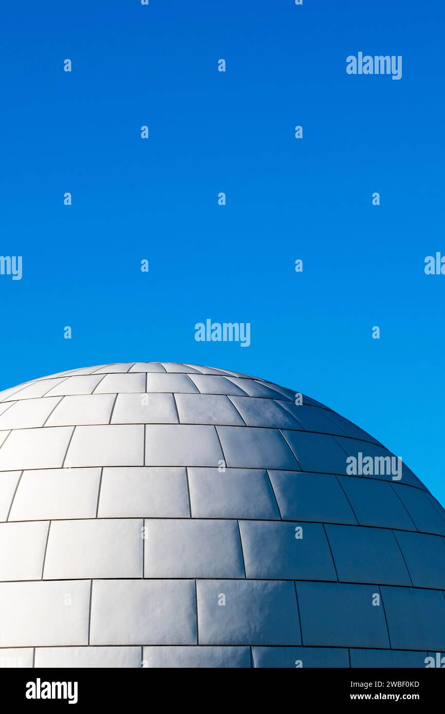 Detail des kugelförmigen Gebäudes des Madrider Planetariums in Spanien Stockfoto