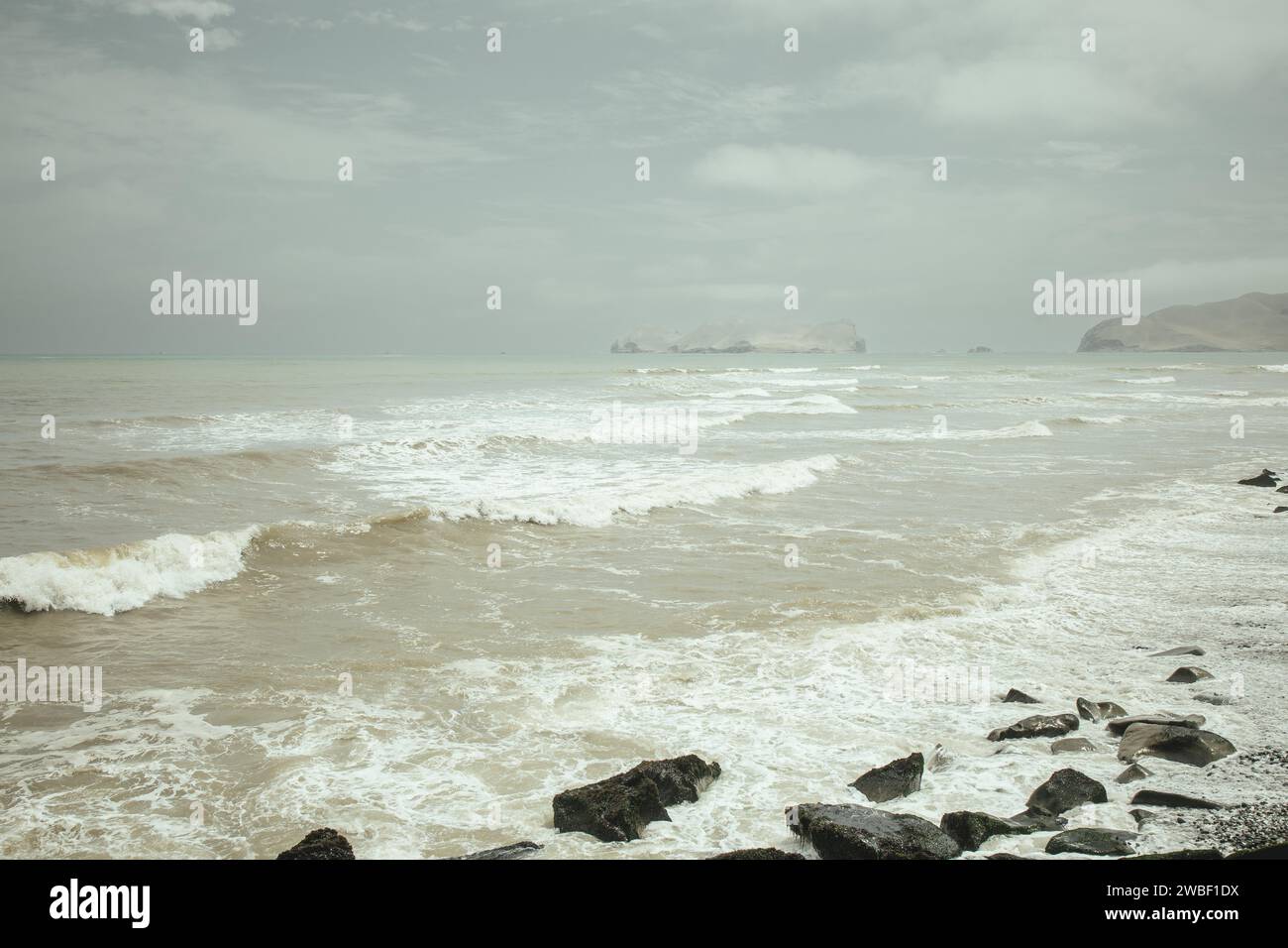 Blick auf die Insel San Lorenzo vom Strand La Punta, Callao, Lima Stockfoto