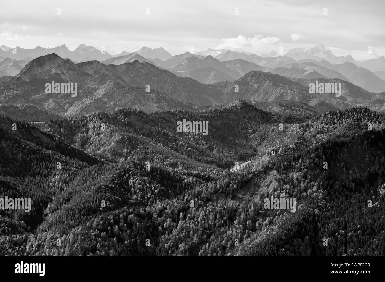 Halserspitze mit Blaubergkamm und Schildenstein, hinter Karwendel und Wettersteinkette mit Zugspitze, Blick vom Rotwand, Spitzingsee, Mangfall Stockfoto