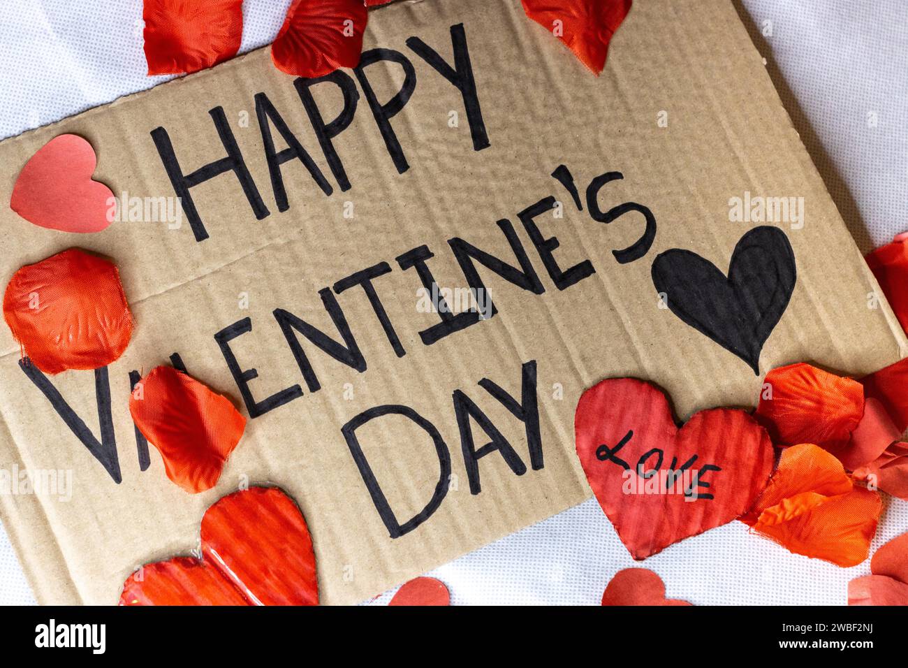 Pappschild Happy Valentine's Day isoliert. Text von Happy Valentine's Day auf einem Karton geschrieben Stockfoto