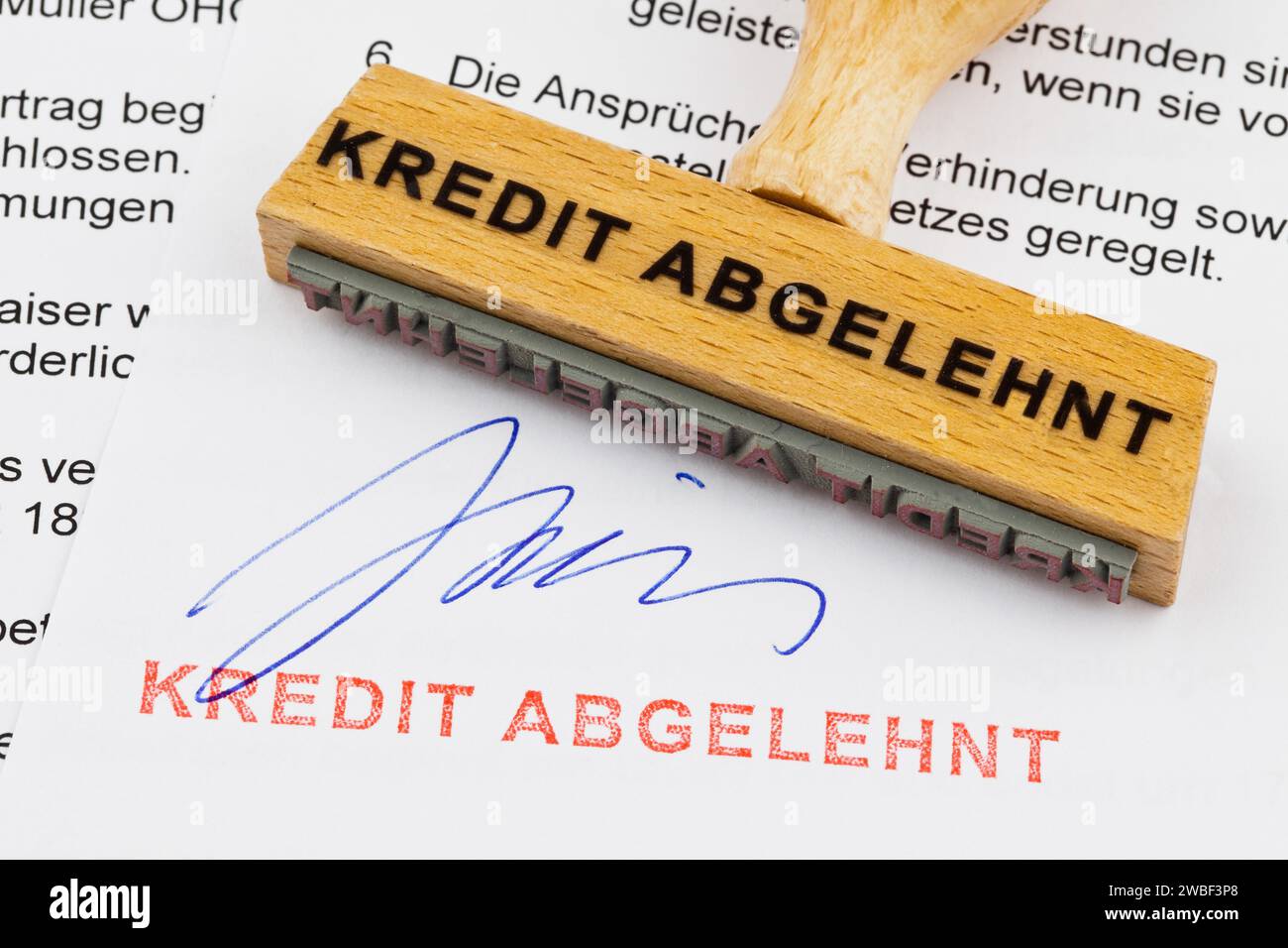 Ein Holzstempel liegt auf einem Dokument. Deutsche Inschrift: Gutschrift abgelehnt Stockfoto