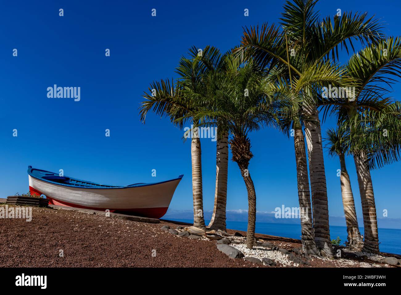 Sara Fischerboot Blick auf Los Gigantes Bergklippe auf Teneriffa, Spanien Stockfoto