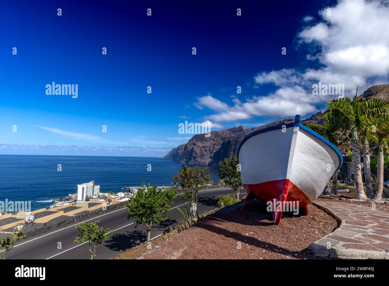 Sara Fischerboot Blick auf Los Gigantes Bergklippe auf Teneriffa, Spanien Stockfoto