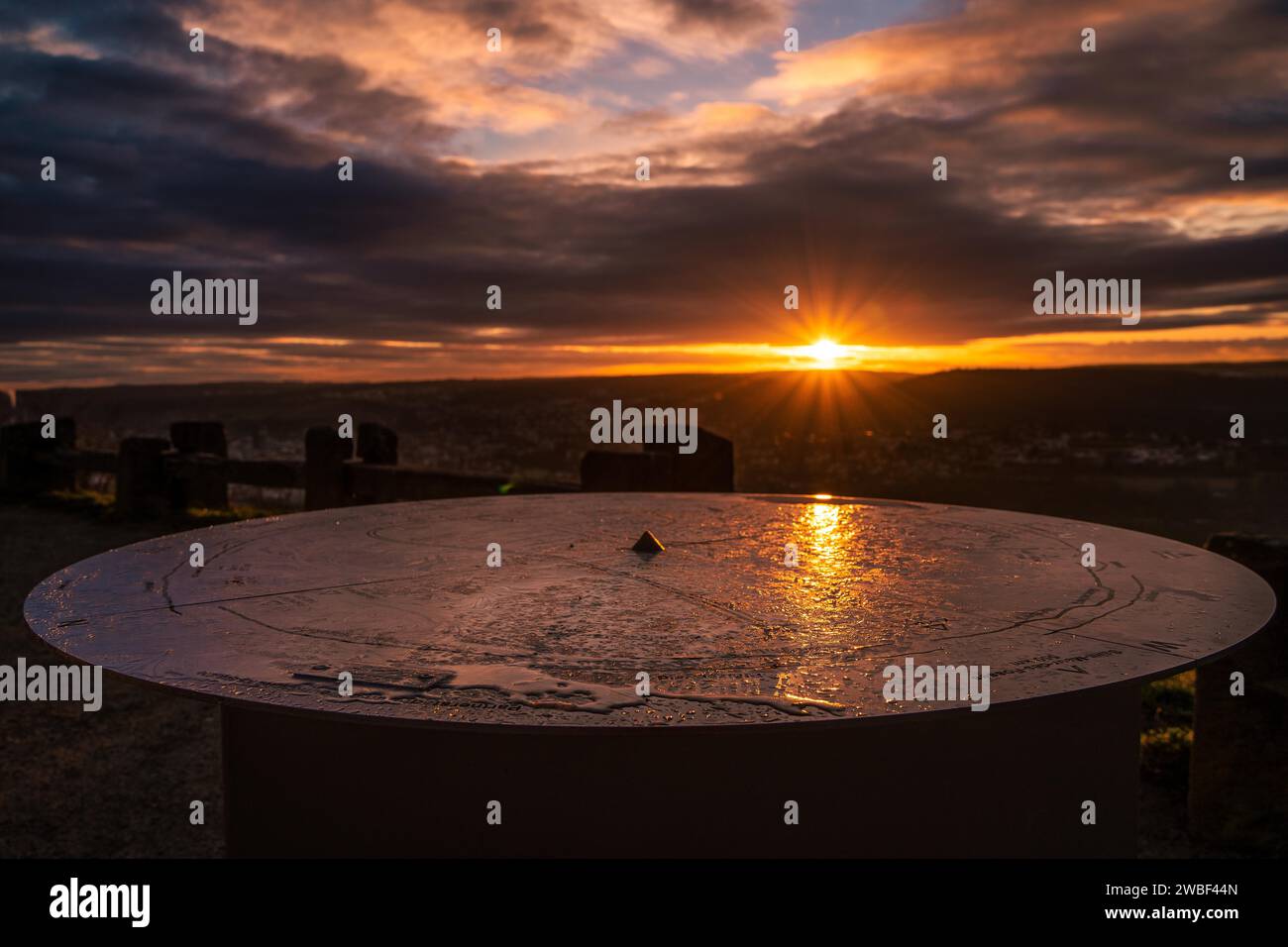 Sonnenuntergang über einer Orientierungstafel auf einem Hügel, Gedenkstätte für den Zweiten Weltkrieg, Pforzheim, Deutschland Stockfoto