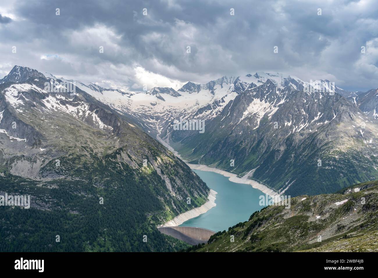 Berglandschaft, Blick auf den Stausee Schlegeis mit Staumauer, vergletscherte Felsgipfel hoher Weisszint und Hochfeiler mit Schlegeiskees Stockfoto