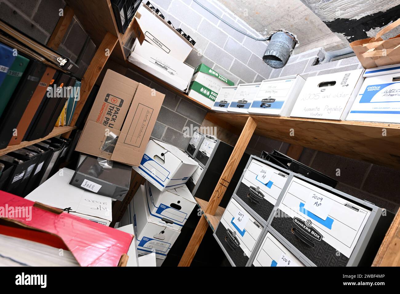 Der Archivraum einer lokalen gemeinnützigen Organisation mit