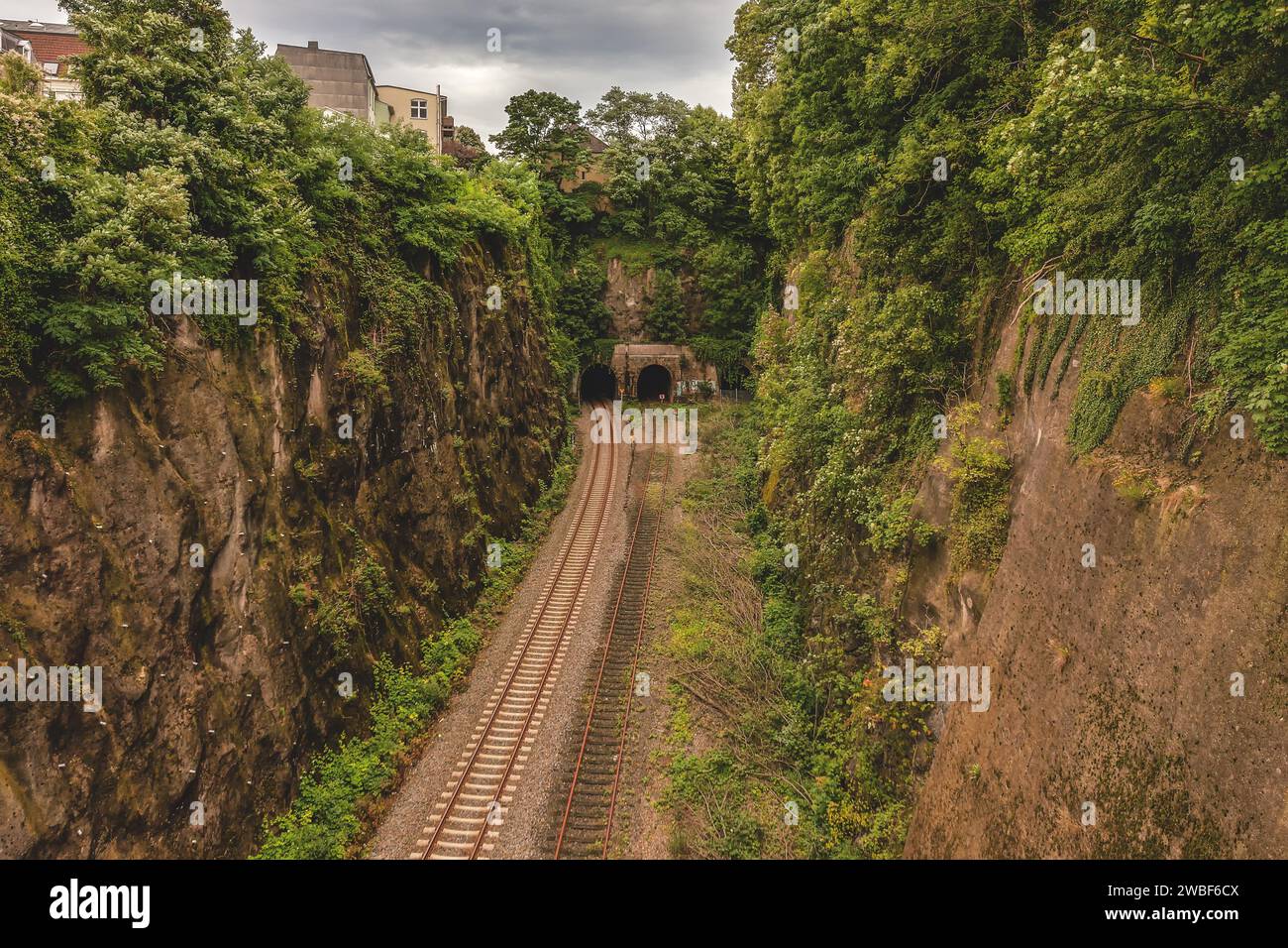 Blick auf eine Eisenbahnstrecke, die durch einen tiefen Einschnitt in eine Klippe verläuft, Rauenthal-Tunnel, rechts stillgelegter Langerfeldtunnel, Beyenburger Strecke, Wuppertal Stockfoto