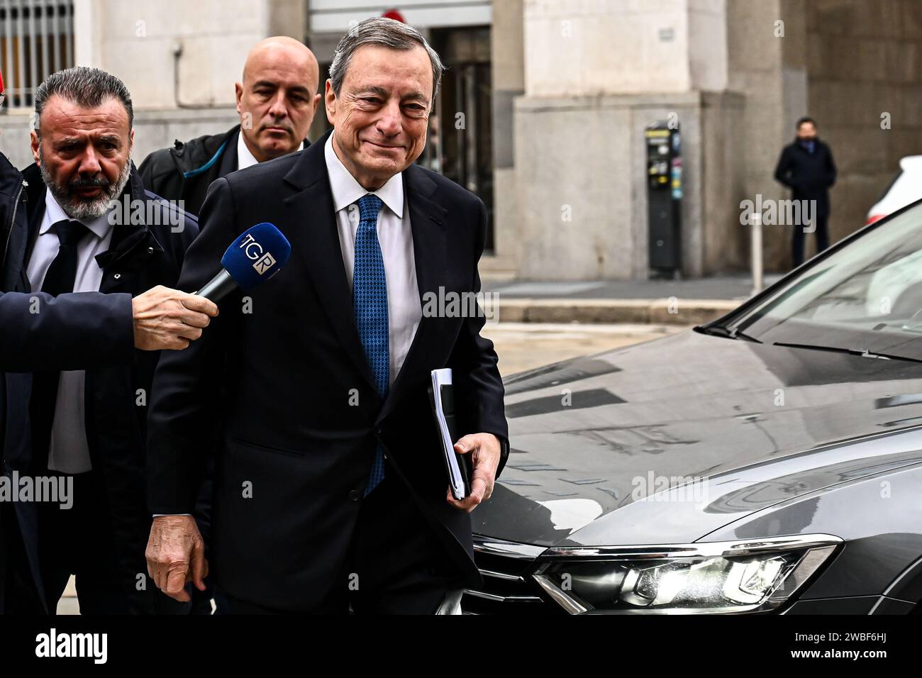 Der ehemalige italienische Premierminister und ehemalige Präsident der Europäischen Zentralbank, Mario Draghi, trifft am 10. Januar 2024 im Hauptsitz der Bank of Italy in Mailand mit einer Delegation des ERT, dem europäischen Runden Tisch für Industrie, zusammen Stockfoto