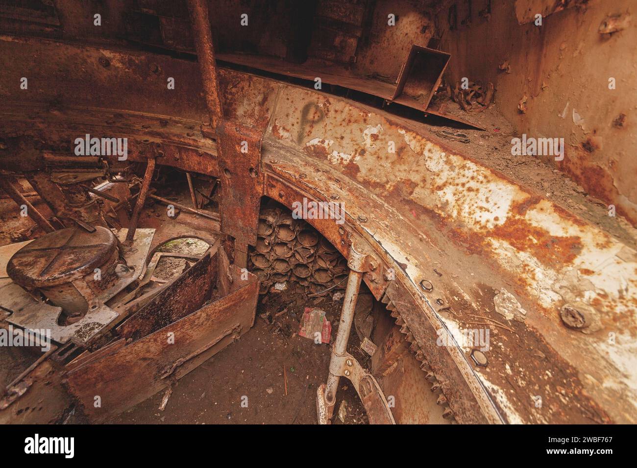 Baufälliges Innere eines alten Panzers mit Rost und Schutt, M41 Bulldog, Lost Place, Brander Wald, Aachen, Nordrhein-Westfalen, Deutschland Stockfoto