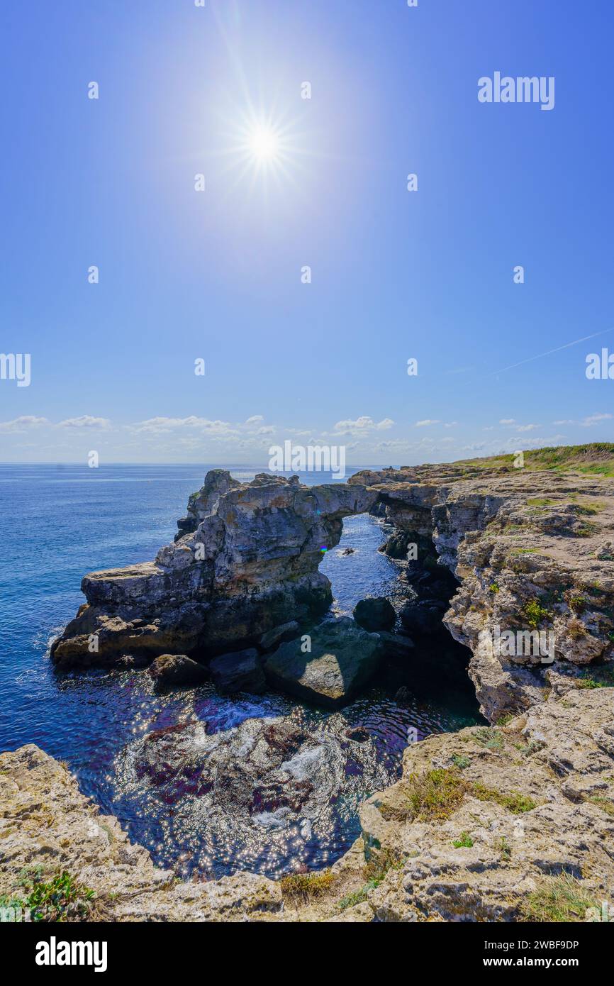 Blick auf die felsigen Klippen und den Bogen an der Küste des Dorfes Tyulenovo im Nordosten Bulgariens Stockfoto