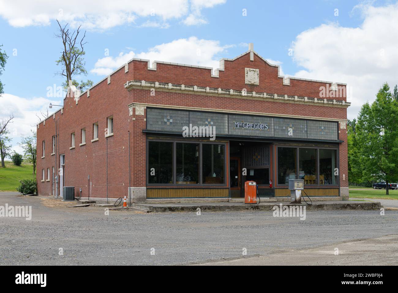 Hooper, WA, USA, 22. Mai 2023; McGregors Backsteinhaus in kleiner Gemeinde von Hooper mit MacGregors Schild Stockfoto