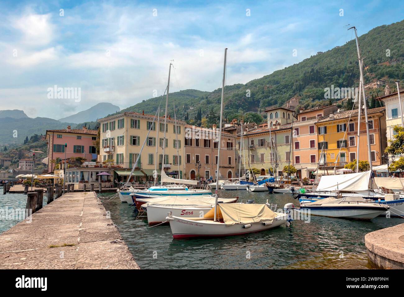 Boote im Hafen von Gargnano, Gardasee, Provinz Brescia, Lombardei, Italien Stockfoto