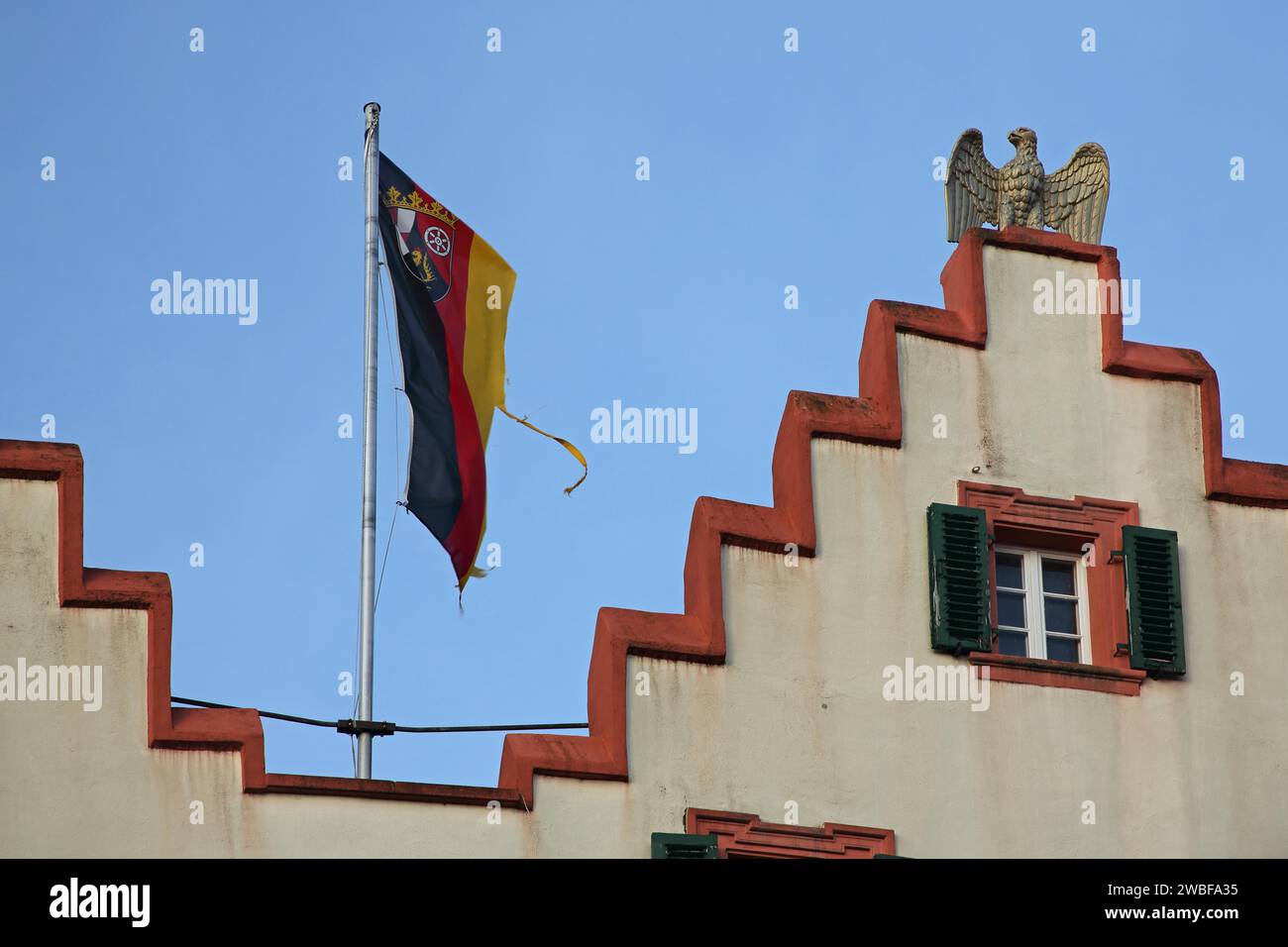 Stufengiebel mit Fahne und Wappentier, Adlerfigur vom Rathaus, Detail, Hausfassade, Marktplatz, Oppenheim, Rhein-Hessen-Region Stockfoto