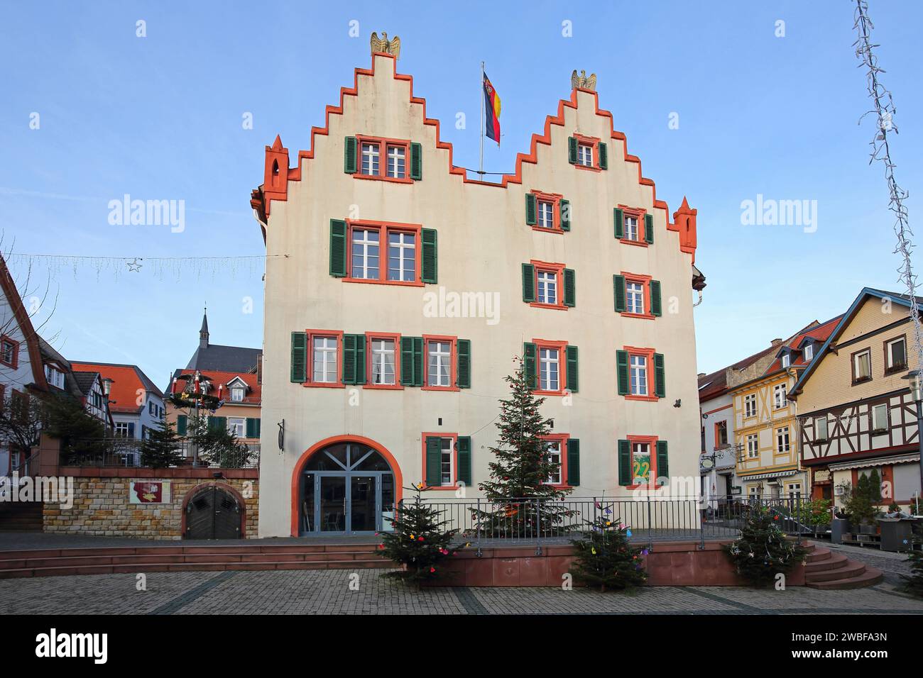 Renaissance Rathaus mit Stufengiebel zur Weihnachtszeit, Marktplatz, Oppenheim, Rhein-Hessen-Region, Rheinland-Pfalz, Deutschland Stockfoto