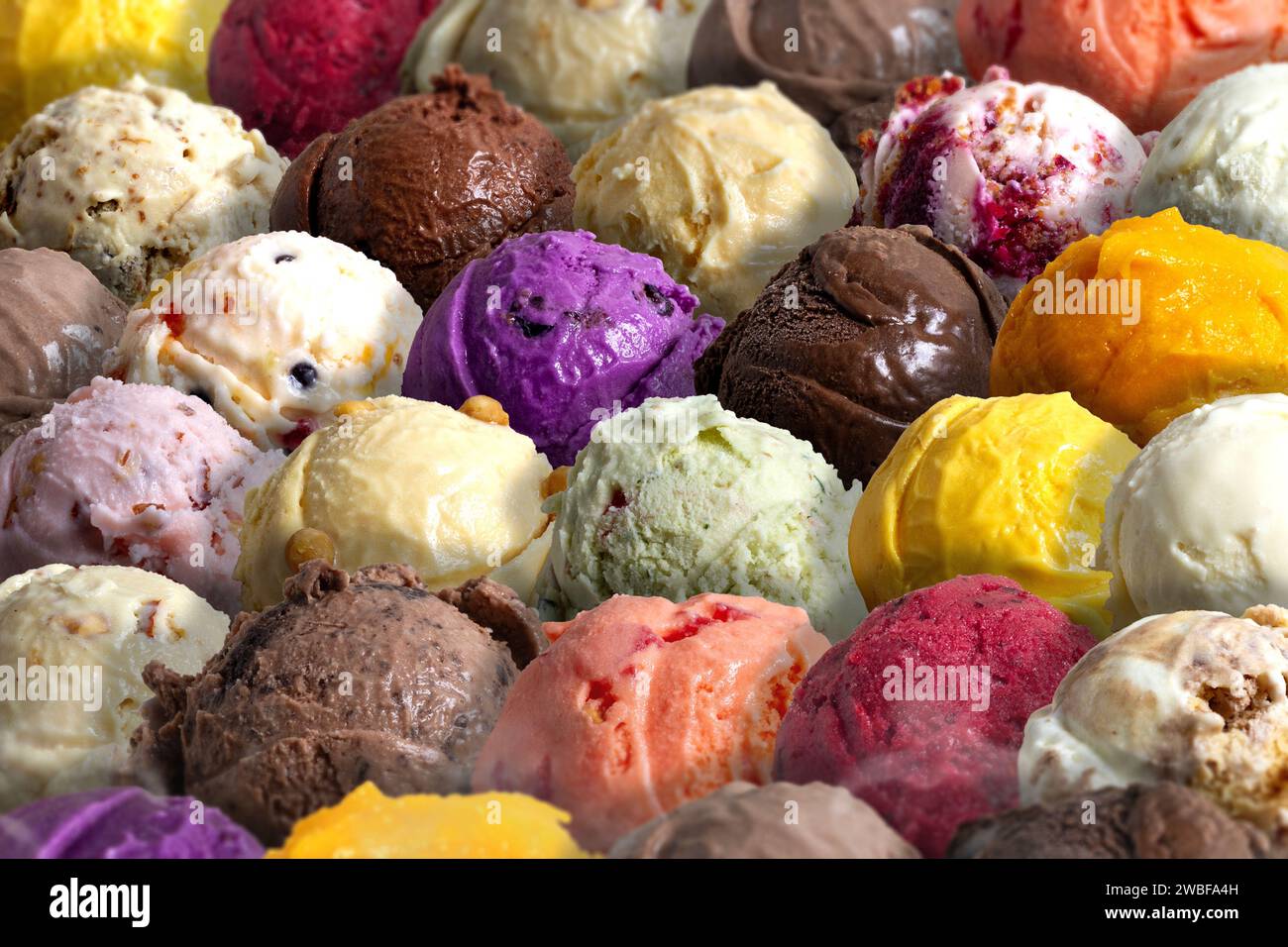 Verschiedene Eissorten. Buntes Eis in verschiedenen Geschmacksrichtungen. Seitenansicht von Eis Stockfoto