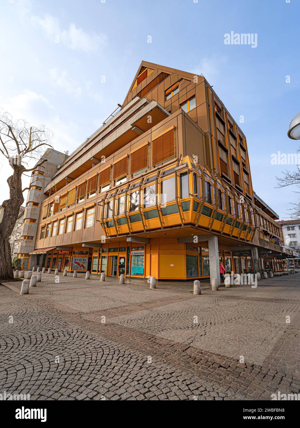 Gemeindegebäude mit ungewöhnlicher Fensterarchitektur und bunten Akzenten, Pforzheim, Deutschland Stockfoto