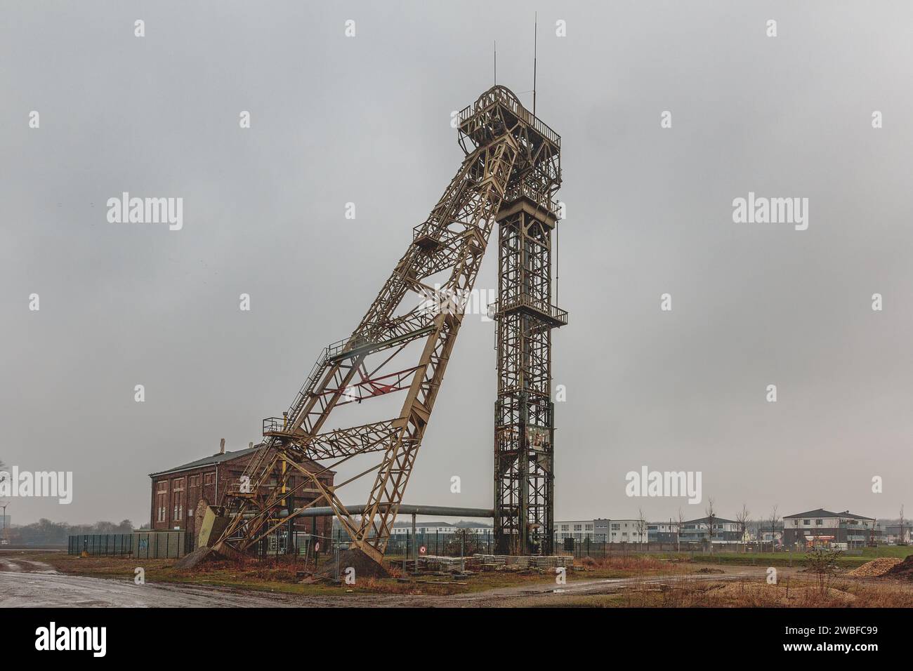 Ein alter Metallwinkelturm unter bewölktem Himmel, ein Zeichen der industriellen Vergangenheit, Lost Place, Niederberg Colliery, Neukirchen-Vluyn, Nord Stockfoto
