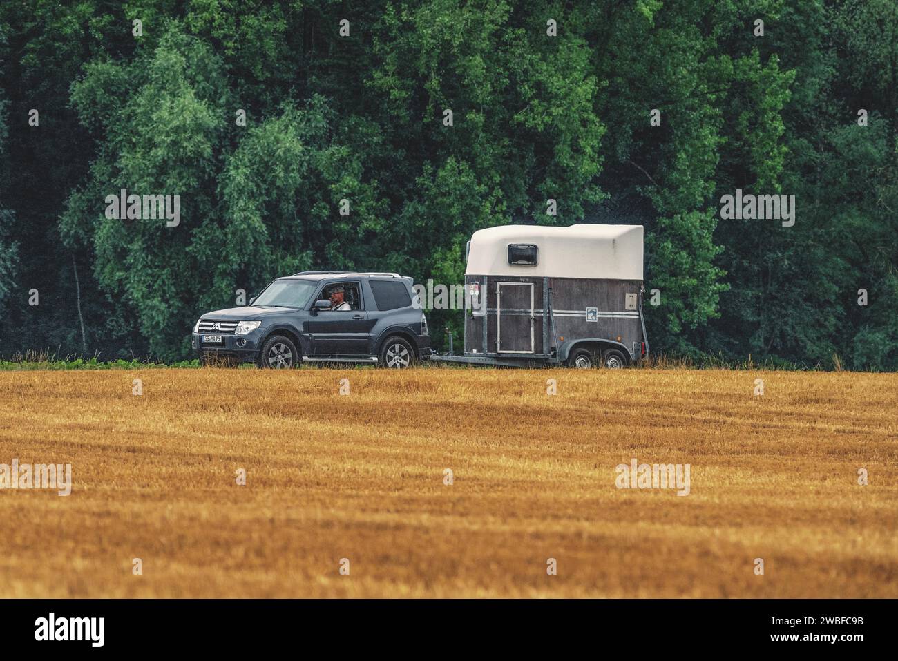 Geländewagen mit Pferdeanhänger auf einem landwirtschaftlichen Feld, Osterholz, Wuppertal, Nordrhein-Westfalen, Deutschland Stockfoto