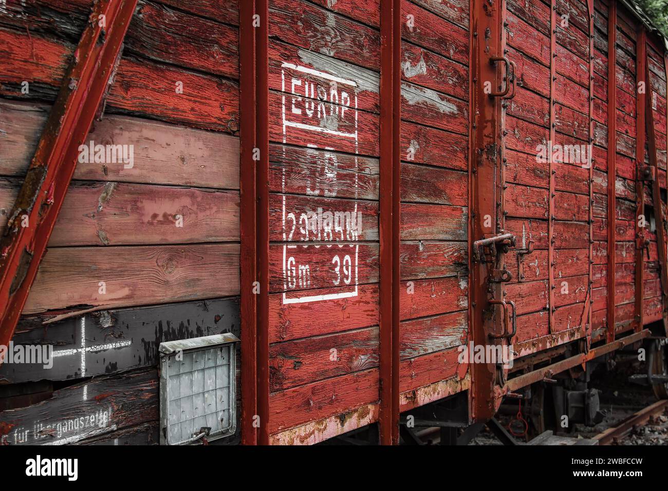 Seitenansicht eines alten Güterwagens aus Holz mit verblichener roter Schrift, Bahnbetriebswerk Dahlhausen, Lost Place, Dahlhausen, Bochum, Nordrhein-Westfalen Stockfoto