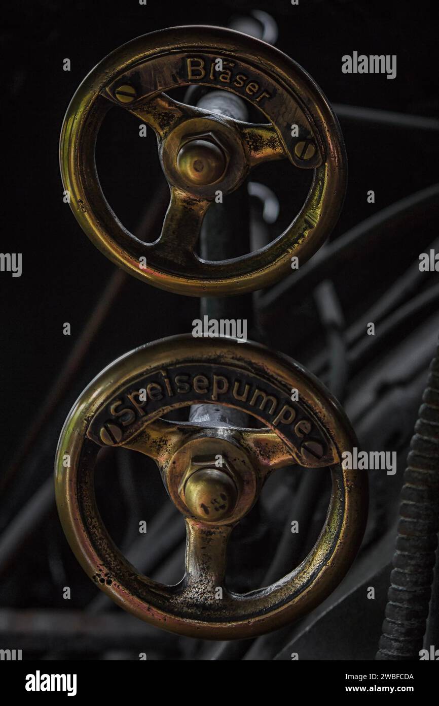 Messingventile mit den Aufschriften „Blaeser“ und „Speisepumpe“ in einer Lokomotive, Bahnbetriebswerk Dahlhausen, Lost Place, Dahlhausen, Bochum, Nord Stockfoto