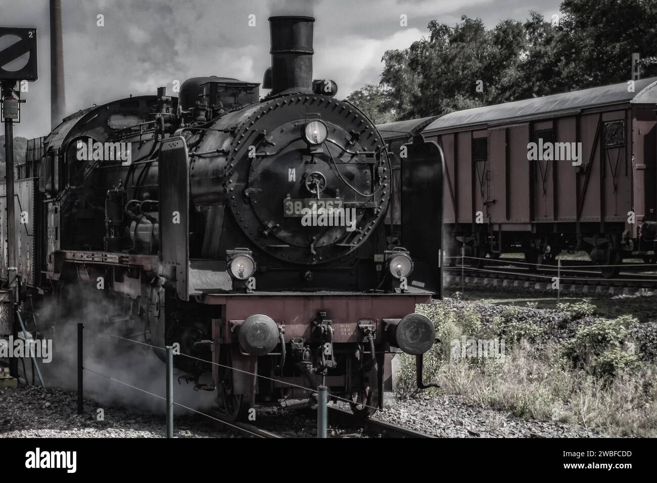 Schwarze Dampflokomotive, die Rauch aussendet und auf dem Gleis wartet, Bahnbetriebswerk Dahlhausen, Lost Place, Dahlhausen, Bochum, Nordrhein-Westfalen Stockfoto