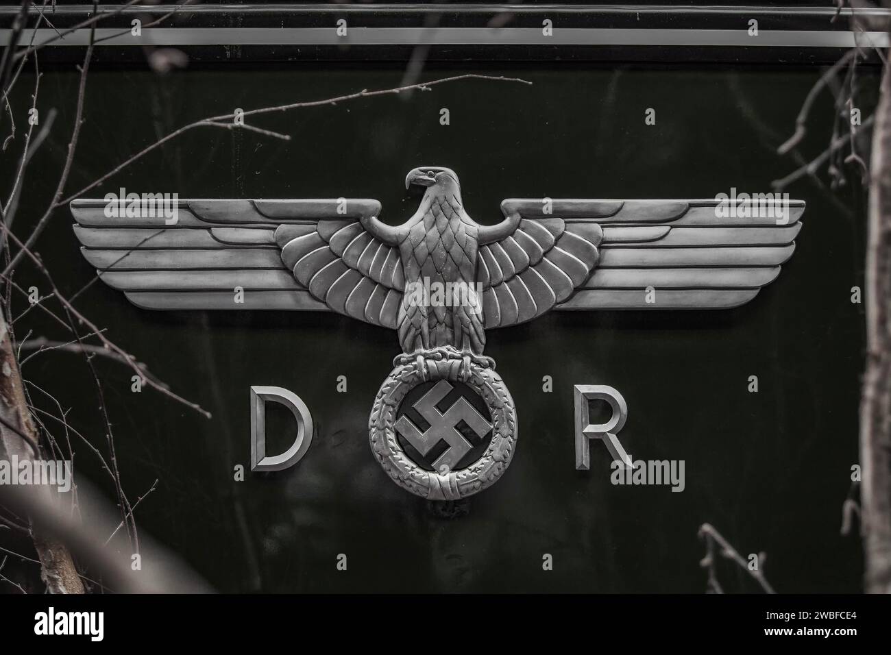 Adleremblem mit ausgebreiteten Flügeln und Hakenkreuz, Symbol aus der Zeit des Zweiten Weltkriegs, Bahnbetriebswerk Dahlhausen, Lost Place, Dahlhausen Stockfoto
