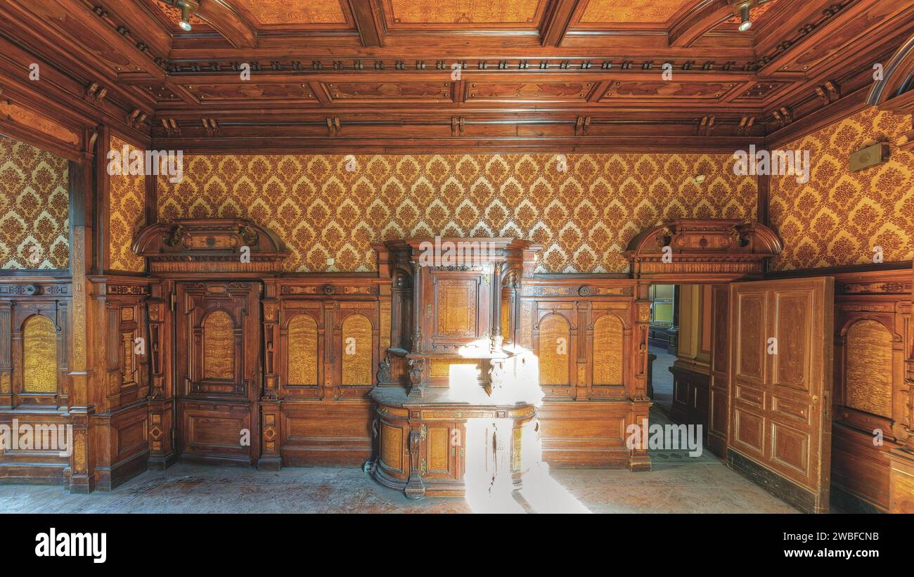 Ein prächtig eingerichtetes Zimmer mit Holztäfelung und antiken Möbeln, Villa Woodstock, Lost Place, Wuppertal, Nordrhein-Westfalen, Deutschland Stockfoto