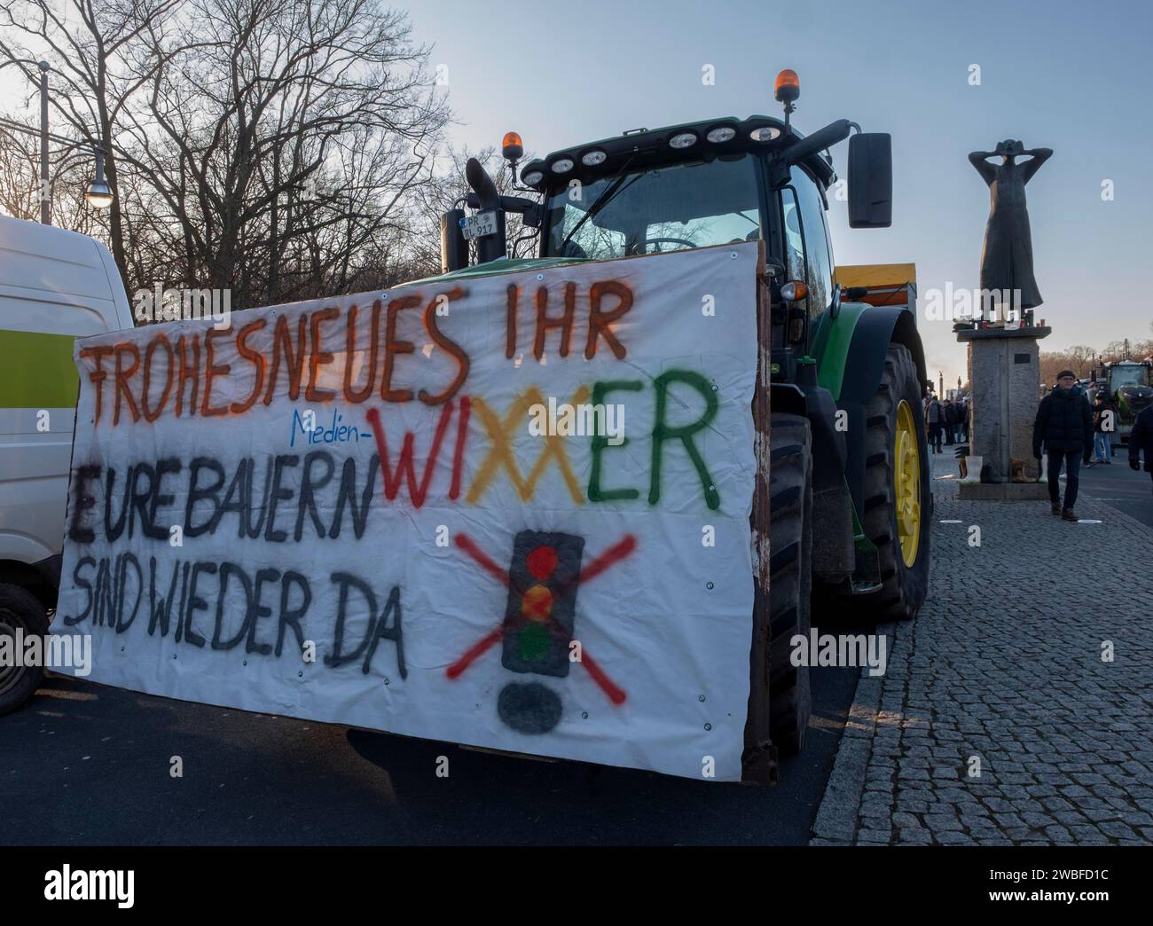 Deutschland, Berlin, 08.01.2024, Protest der Bauern vor dem Brandenburger Tor, bundesweite Protestwoche gegen die Ampelpolitik Stockfoto