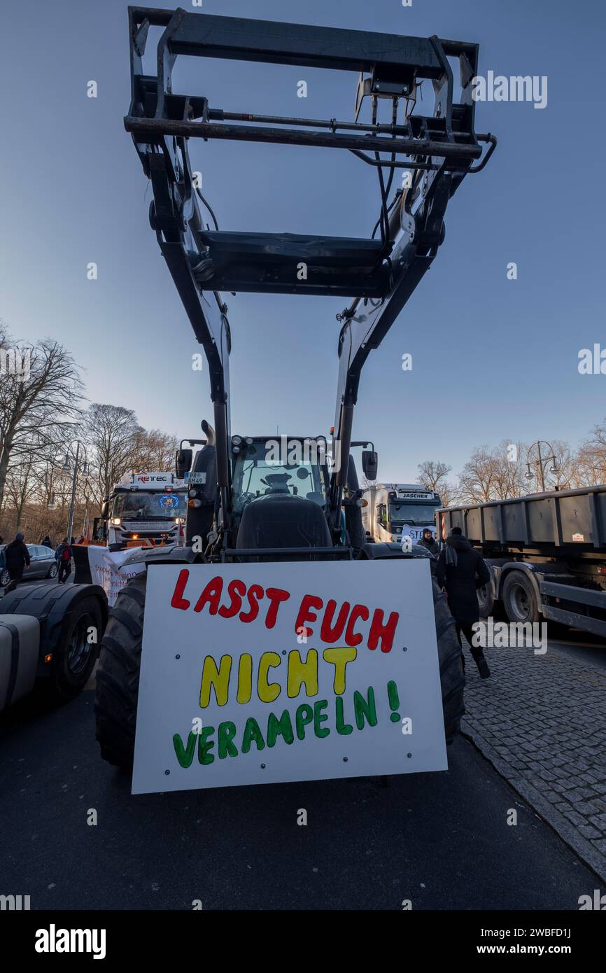 Deutschland, Berlin, 08.01.2024, Protest der Bauern vor dem Brandenburger Tor, bundesweite Protestwoche gegen die Ampelpolitik Stockfoto