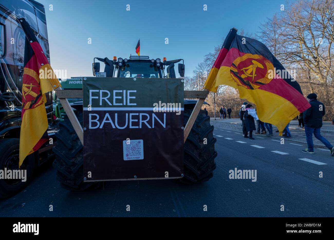 Deutschland, Berlin, 08.01.2024, Protest der Bauern vor dem Brandenburger Tor, bundesweite Protestwoche gegen Ampelpolitik Stockfoto