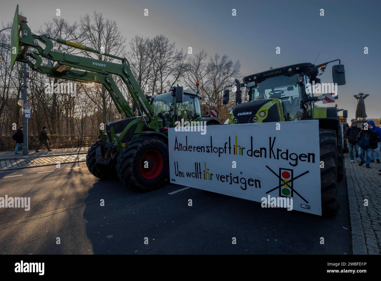 Deutschland, Berlin, 08.01.2024, Protest der Bauern vor dem Brandenburger Tor, bundesweite Protestwoche gegen die Ampelpolitik Stockfoto