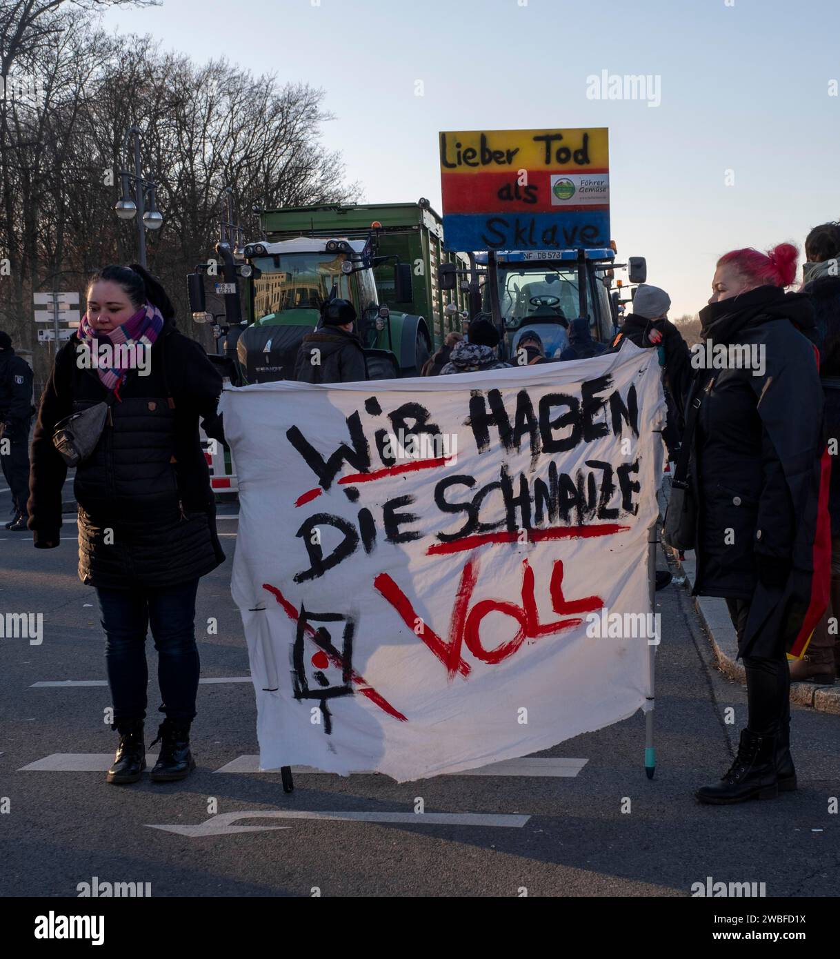 Deutschland, Berlin, 08.01.2024, Protest der Bauern vor dem Brandenburger Tor, bundesweite Protestwoche gegen die Ampelpolitik Stockfoto