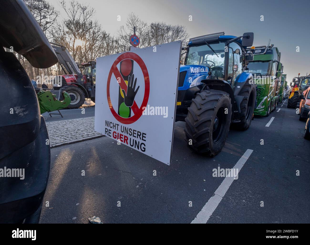 Deutschland, Berlin, 08.01.2024, Protest der Bauern vor dem Brandenburger Tor, bundesweite Protestwoche gegen die Ampelpolitik Stockfoto