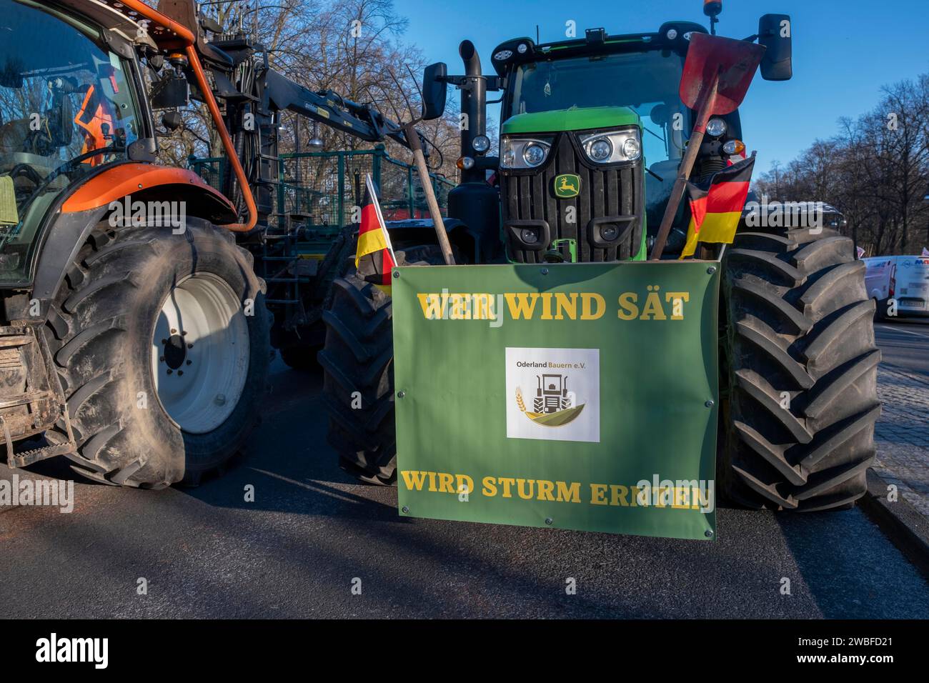 Deutschland, Berlin, 08.01.2024, Protest der Bauern vor dem Brandenburger Tor, bundesweite Protestwoche gegen die Ampelpolitik Stockfoto