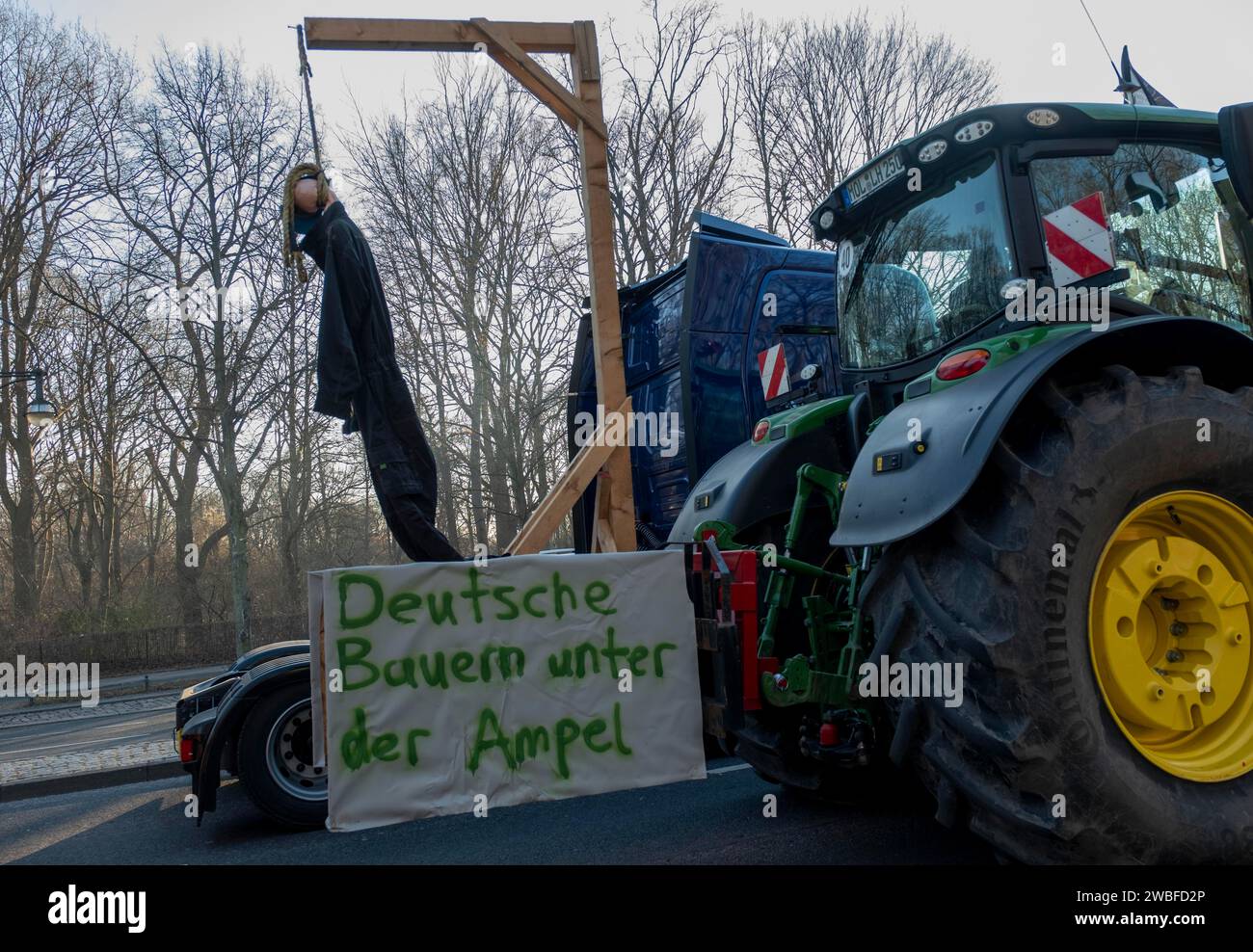 Deutschland, Berlin, 08.01.2024, Protest der Bauern vor dem Brandenburger Tor, bundesweite Protestwoche gegen die Ampelpolitik Stockfoto