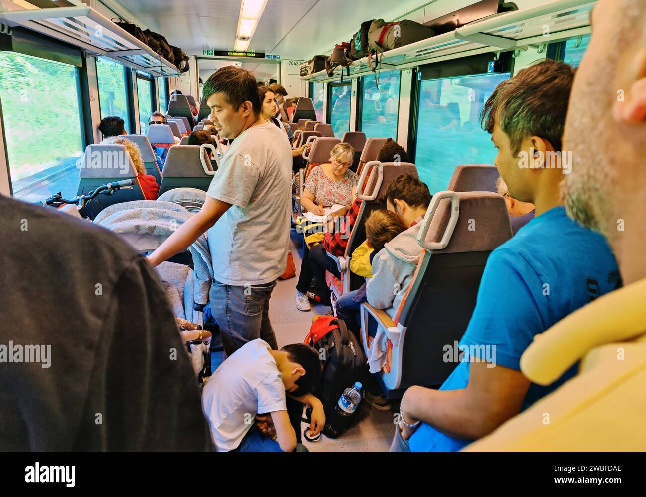 Viele Personen im vollen Regionalzug RE99 der Hessischen Landesbahn HLB nach Frankfurt am Main, Hessen, Deutschland Stockfoto