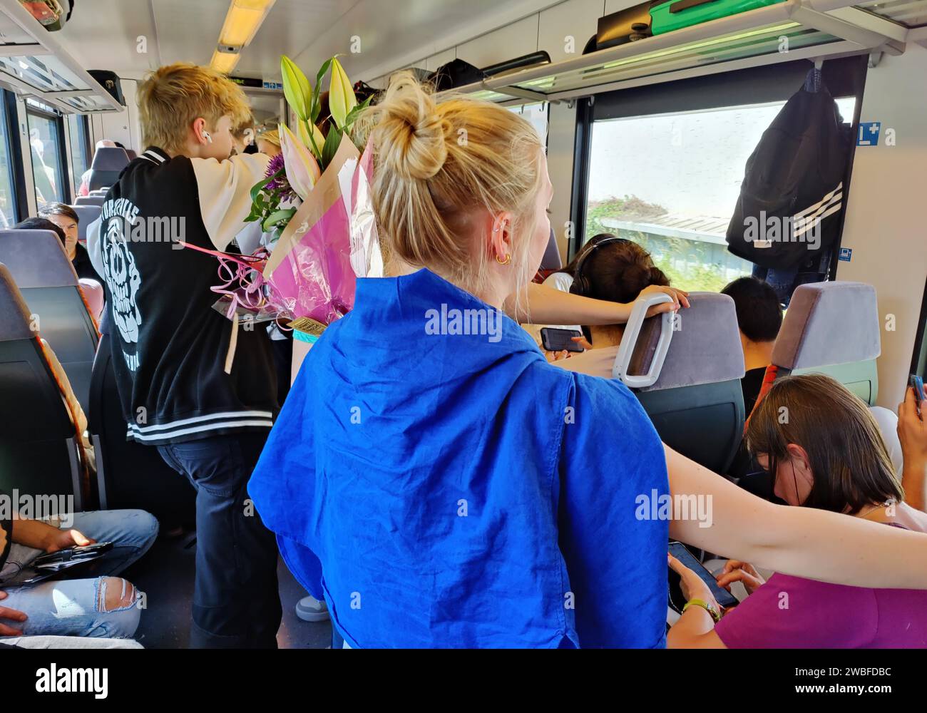 Viele Personen im vollen Nahverkehrszug RE99 der Hessischen Landesbahn HLB nach Frankfurt am Main, Herborn, Hessen, Deutschland Stockfoto