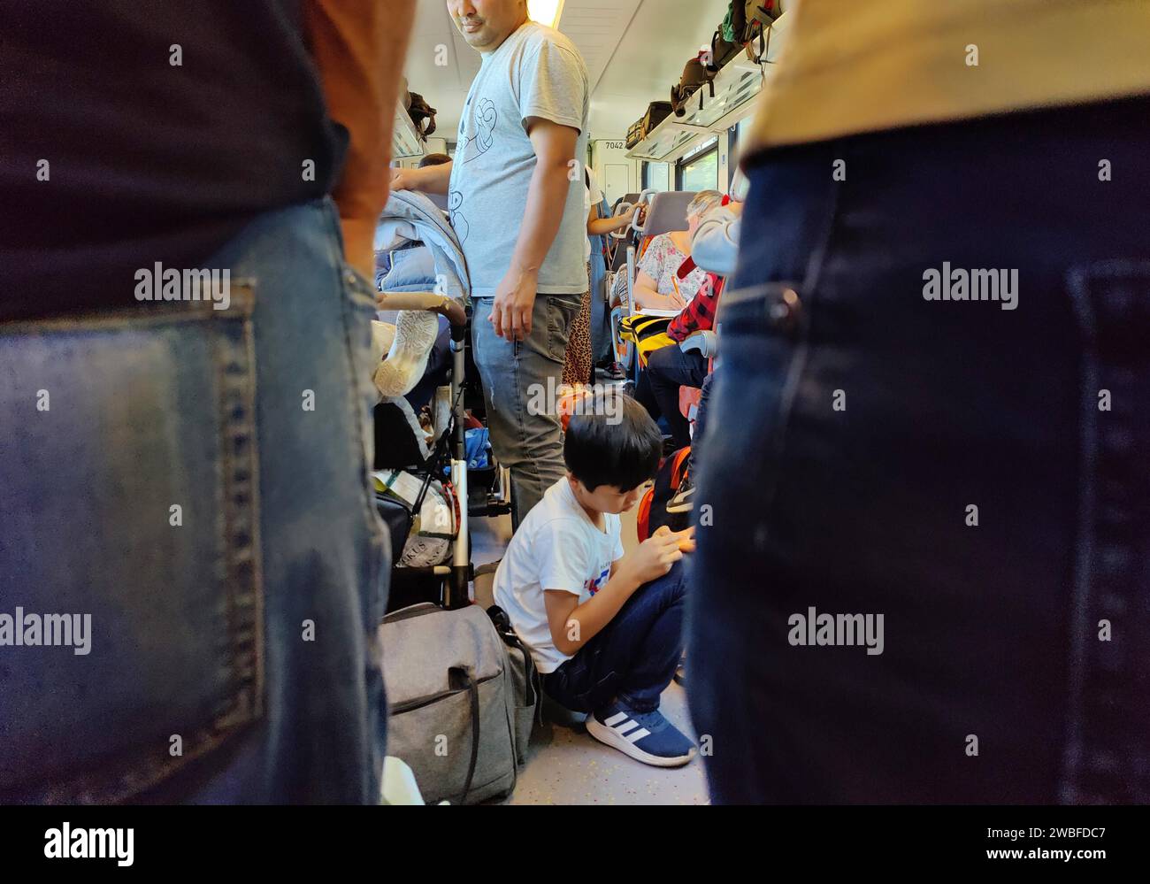 Viele Personen im vollen Regionalzug RE99 der Hessischen Landesbahn HLB nach Frankfurt am Main, Hessen, Deutschland Stockfoto