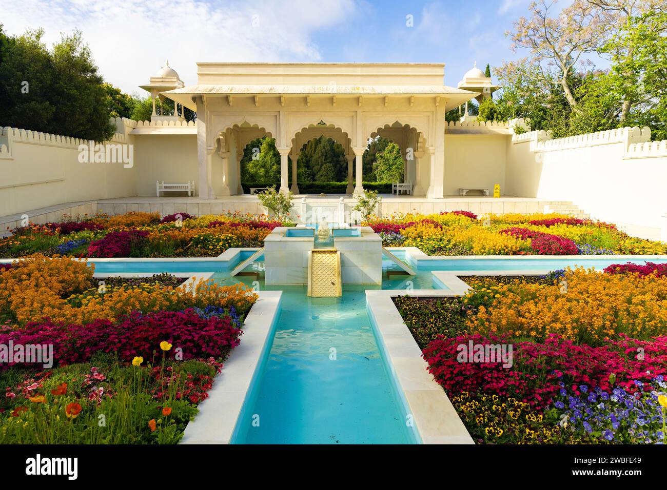 Ein lebhafter Hamilton-Garten mit üppigem Laub und lebhaften Blumen in Neuseeland Stockfoto
