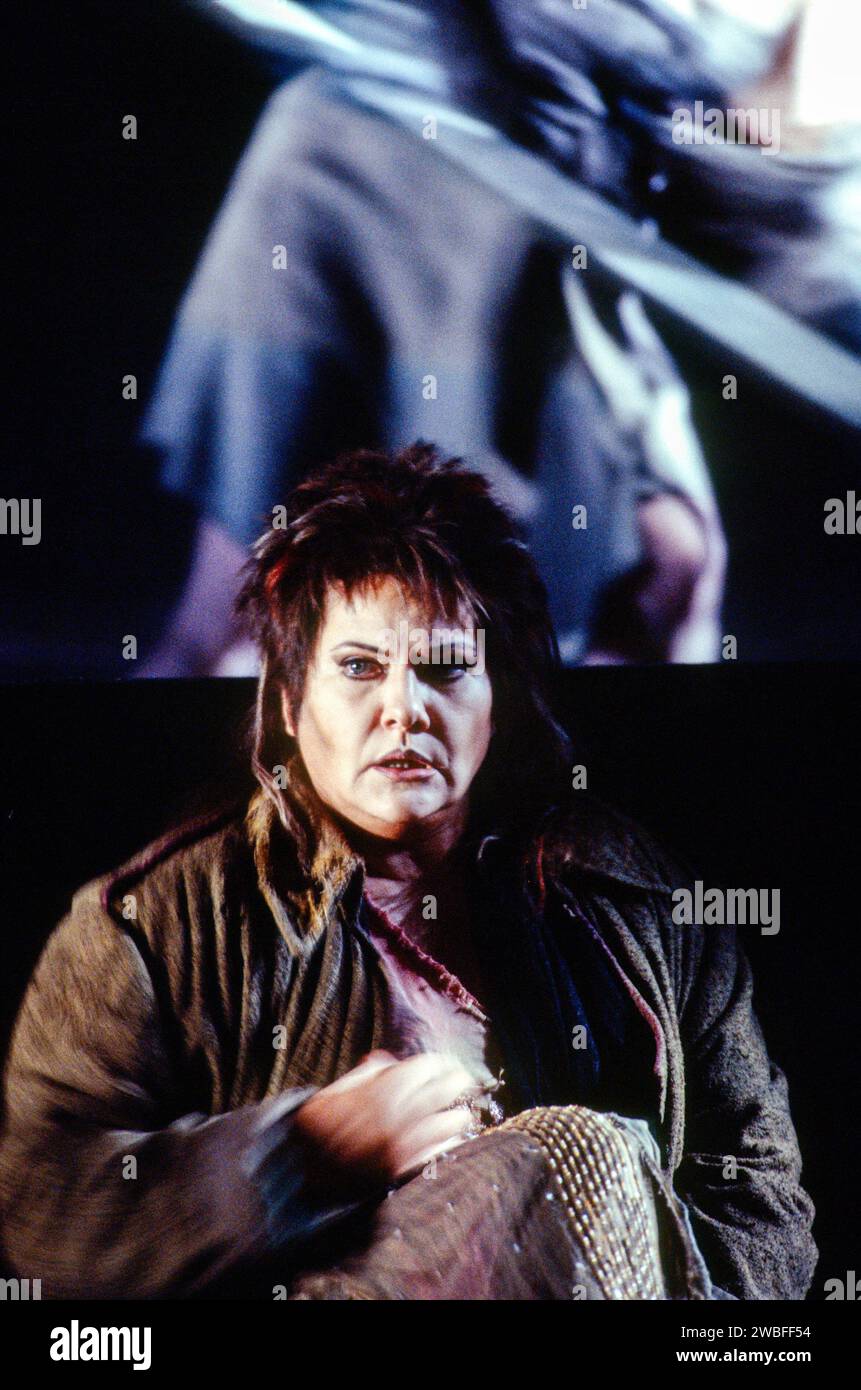 Eva Marton (Elektra) in ELEKTRA an der Royal Opera, Covent Garden, London WC2 26/01/1994 Musik: Richard Strauss Libretto: Hugo von Hofmannsthal nach Sophokles Dirigent: Christian Thielemann Bühnenbild: Hans Schavernoch Kostüme: Überlieferung Haas Beleuchtung: Robert Bryan Regie: Gotz Friedrich Stockfoto