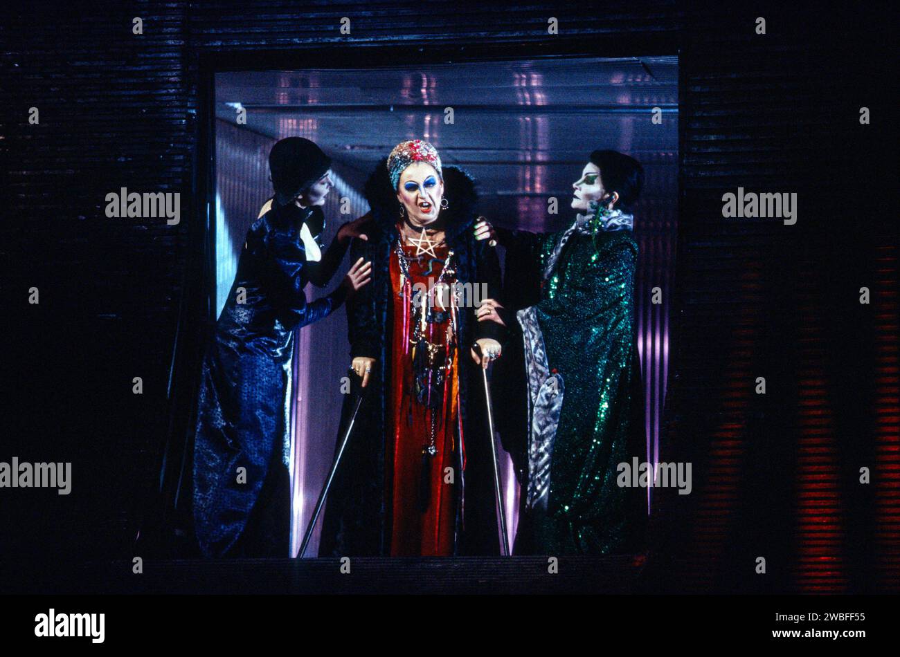 Zentrum: Marjana Lipovsek (Klytemnestra) in ELEKTRA an der Royal Opera, Covent Garden, London WC2 26/01/1994 Musik: Richard Strauss Libretto: Hugo von Hofmannsthal nach Sophokles Dirigent: Christian Thielemann Bühnenbild: Hans Schavernoch Kostüme: Überlieferung Haas Beleuchtung: Robert Bryan Regisseur: Gotz Friedrich Stockfoto