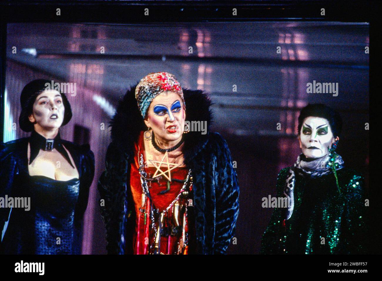 Zentrum: Marjana Lipovsek (Klytemnestra) in ELEKTRA an der Royal Opera, Covent Garden, London WC2 26/01/1994 Musik: Richard Strauss Libretto: Hugo von Hofmannsthal nach Sophokles Dirigent: Christian Thielemann Bühnenbild: Hans Schavernoch Kostüme: Überlieferung Haas Beleuchtung: Robert Bryan Regisseur: Gotz Friedrich Stockfoto