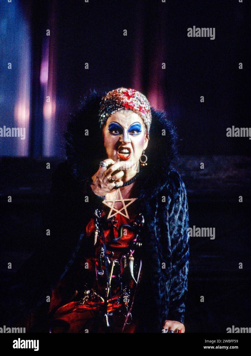 Marjana Lipovsek (Klytemnestra) in ELEKTRA an der Royal Opera, Covent Garden, London WC2 26/01/1994 Musik: Richard Strauss Libretto: Hugo von Hofmannsthal nach Sophokles Dirigent: Christian Thielemann Bühnenbild: Hans Schavernoch Kostüme: Überlieferung Haas Beleuchtung: Robert Bryan Regie: Gotz Friedrich Stockfoto
