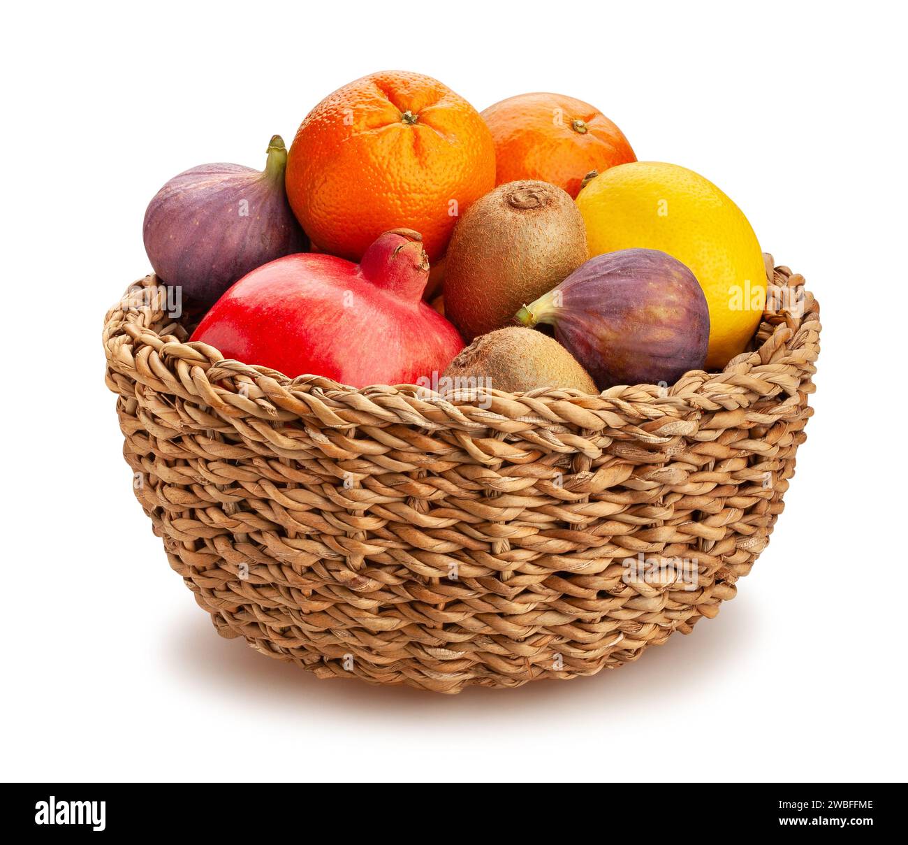 Tropische Fruchtmischung Korbweg isoliert auf weiß Stockfoto