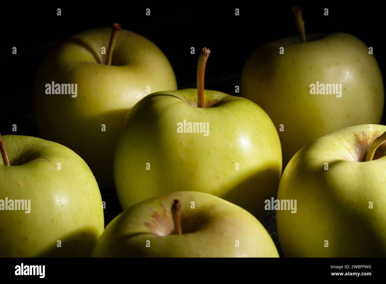 apple-Gruppe auf schwarzem Hintergrund Stockfoto
