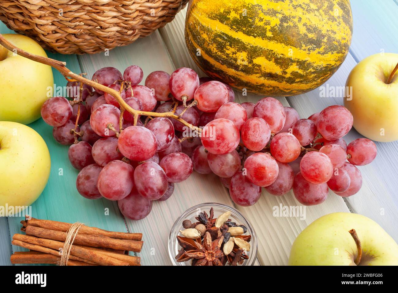 Rote Trauben auf Holz Hintergrund Stockfoto