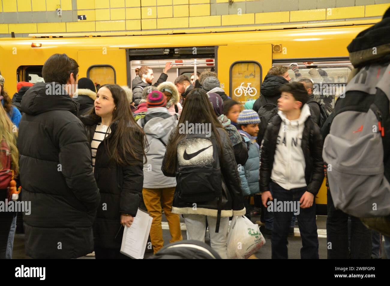 Berlin, Deutschland - 10. Januar 2024 - aufgrund des S-Bahn-Streiks in der U-Bahn-Station Harmannplatz. (Foto: Markku Rainer Peltonen) Stockfoto