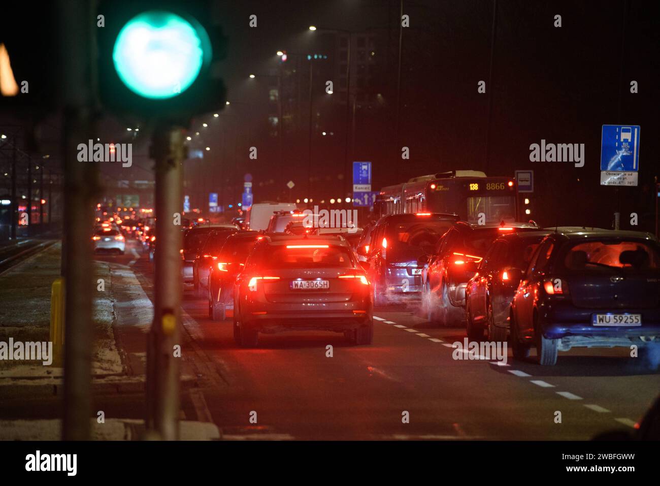 Luftverschmutzung In Warschau. Am 10. Januar 2024 in Warschau, Polen, sitzen Autos im Stau. Heute haben Luftqualitätsmessstationen, insbesondere in den südlichen und mittleren Regionen Polens, schlechte und sehr schlechte Luftqualitätswerte festgestellt, wobei die Abschläge empfehlen, Aktivitäten im Freien zu vermeiden. Warschau Polen Copyright: XAleksanderxKalkax Stockfoto