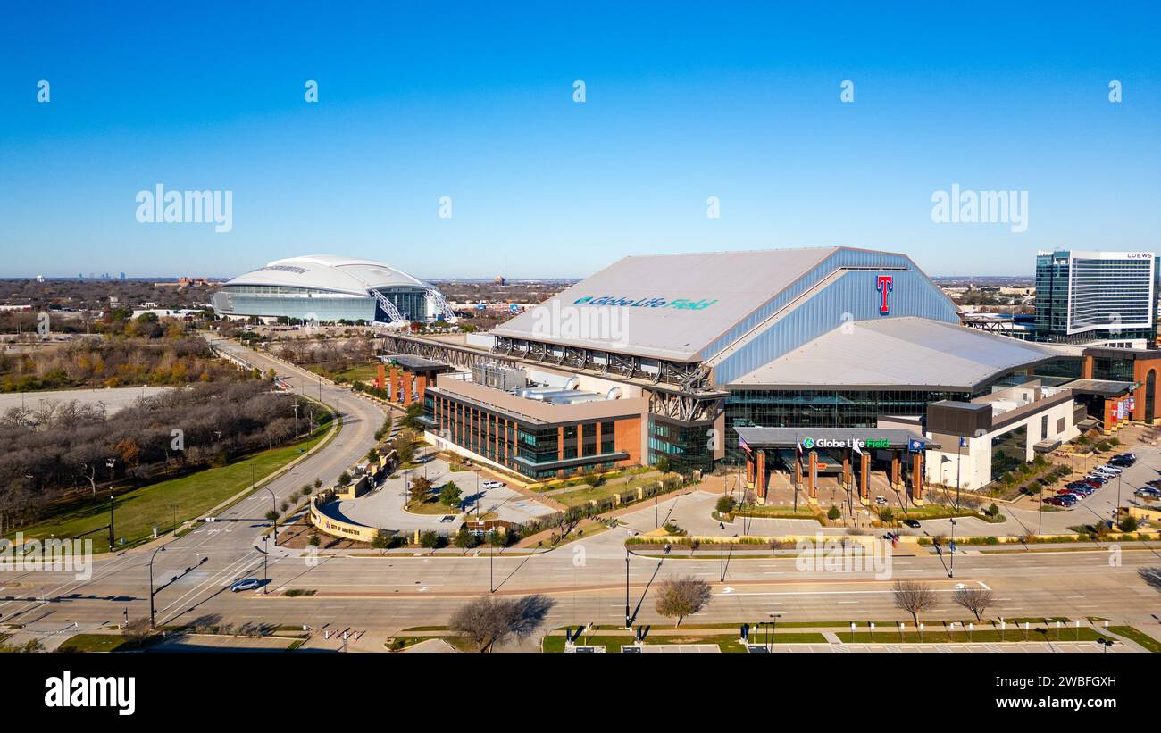 Arlington, TX - 29. Dezember 2023: Das Globe Life Field ist Heimstadion der Texas Rangers der Major League, mit dem AT&T Stadium im Hintergrund Stockfoto
