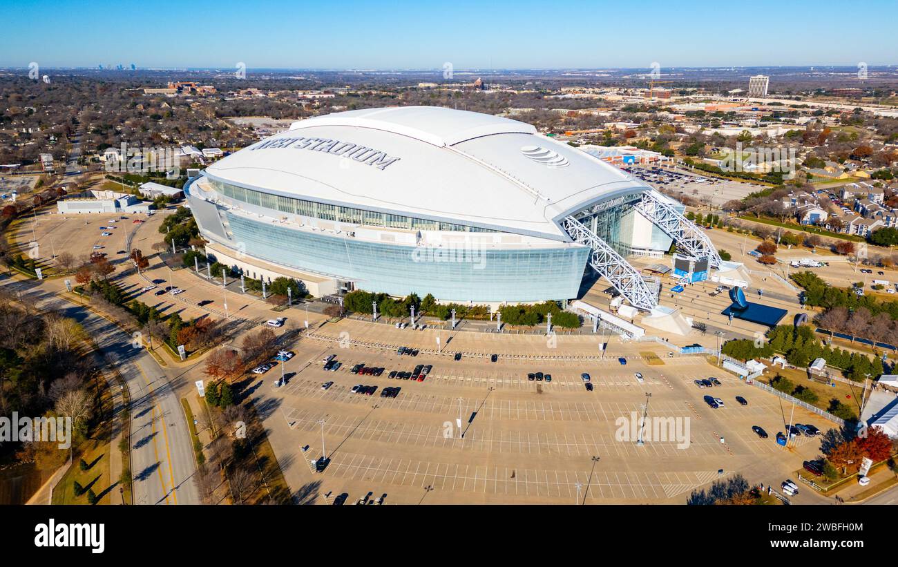 Arlington, Texas - 29. Dezember 2023: Das AT&T Stadium, das 2009 fertiggestellt wurde, ist das Heimstadion des NFL Dallas Cowboys Football Teams. Stockfoto